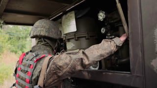 Кадры заправки боевой техники в зоне специальной военной операции. Сержант Андре…