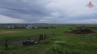 На полигонах Минобороны России продолжаются интенсивные тренировки военнослужащи…
