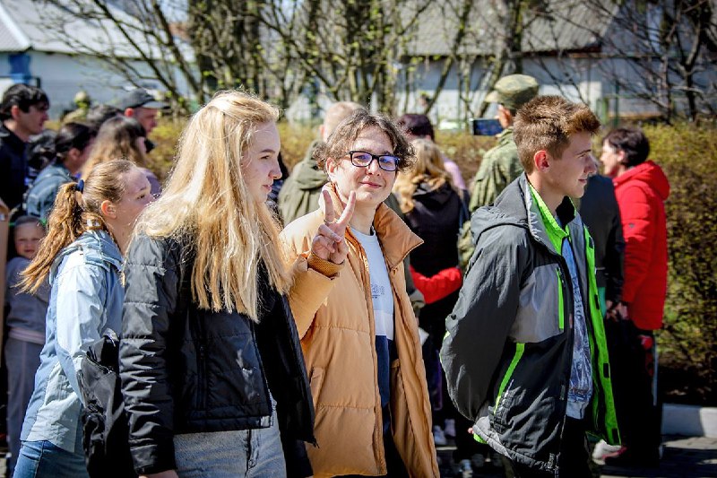 В городе Волновахе теперь будет мир Школьники освобожденного города возвращаются…