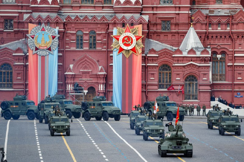 #ПредковДостойны  В эти минуты легендарный танк Красной Армии – Т-34 под боевым …