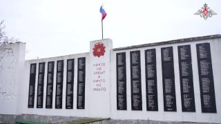 Первый заместитель руководителя Администрации Президента РФ Сергей Кириенко нагр…