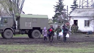 Российские военнослужащие по обращениям мирных жителей Харьковской области прод…