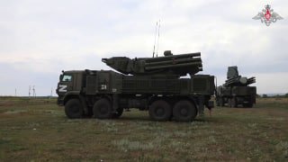 Кадры боевой работы расчетов самоходных зенитных ракетно-пушечных комплексов «П…