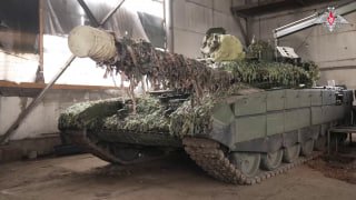 Подлатают танк, восстановят пушкуВоеннослужащие полевого ремонтно-восстановитель…