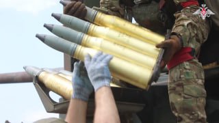 «Каждый снаряд попадает в цель»Кадры боевой работы расчета 57-мм зенитного оруди…