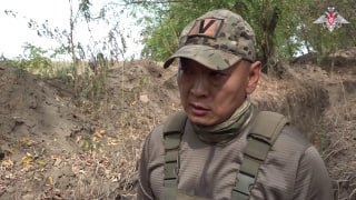 Командир подразделения с позывным «Граф» с боевыми товарищами держит оборону на …