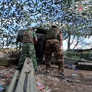 Расчет грозного орудия с ласковым именем «Звездочка» уничтожает укрепленные пози…