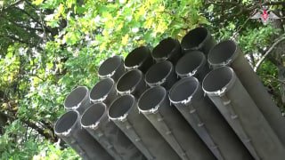 Кадры боевой работы военнослужащих батареи реактивных систем залпового огня «Ур…