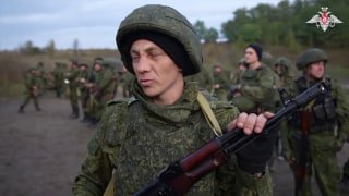 Кадры подготовки и боевого слаживания мобилизованных военнослужащих на одном из …
