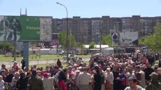 Российские военнослужащие организовали выдачу гуманитарной помощи в одном из сп…