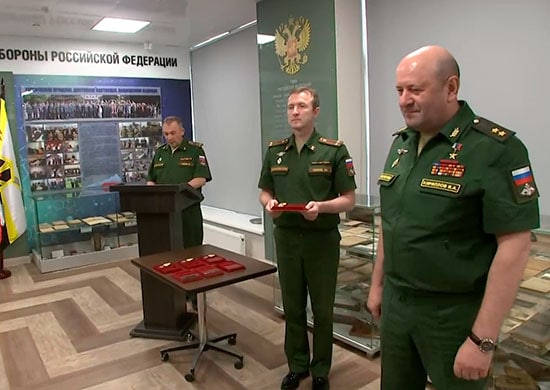 Начальник войск РХБ защиты ВС РФ генерал-лейтенант И.Кириллов вручил государств…