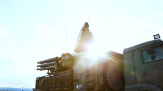 Кадры боевой работы расчетов самоходных зенитных ракетно-пушечных комплексов «П…