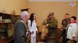 Военнослужащие ЦВО поздравили ветеранов Великой Отечественной войны из Луганска …