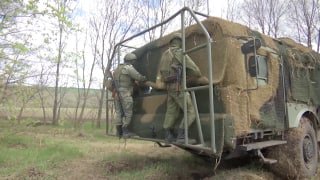 Кадры боевой работы расчетов оперативно-тактических ракетных комплексов «Исканд…