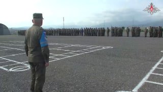 Командование российским миротворческим контингентом наградило отличившихся военн…