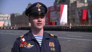 Российский военнослужащий поздравил с Днем Победы ветеранов и товарищей, участв…